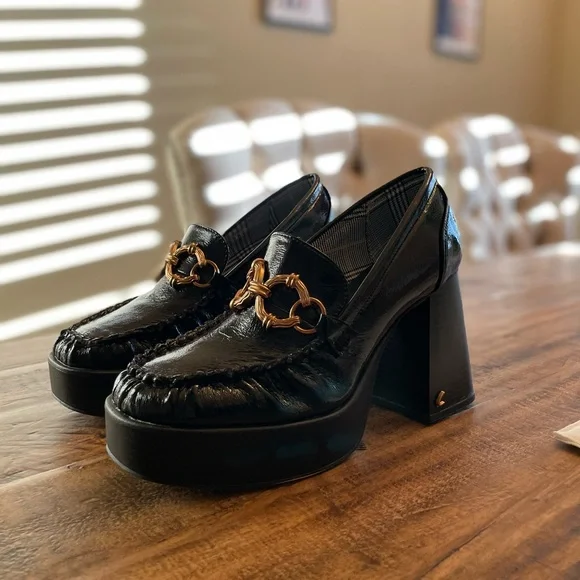 Elegant Black Loafers with Gold Chain Detail - Picture 4 of 6